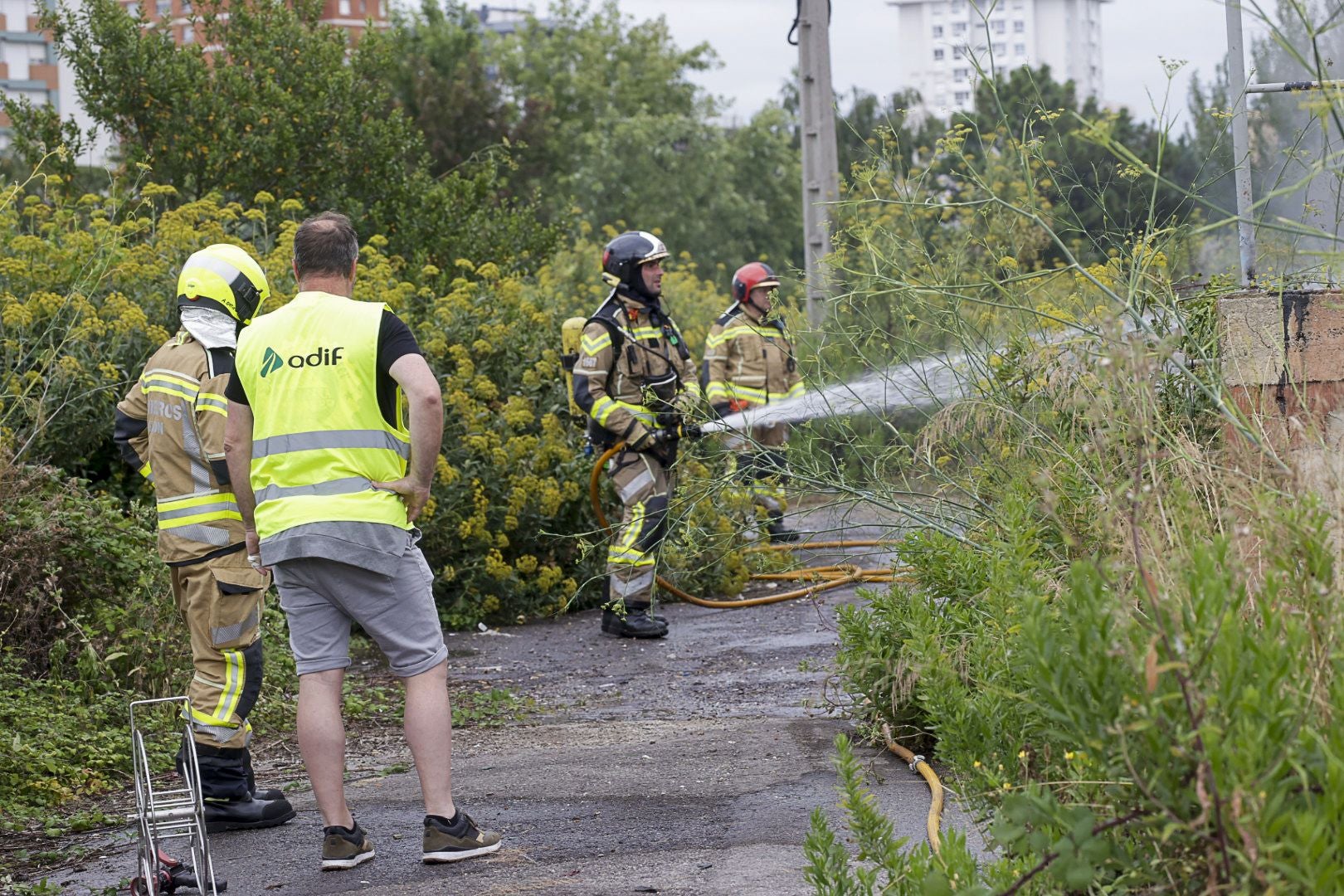 Así fue la complicada extinción del incendio que dejó a Gijón sin luz