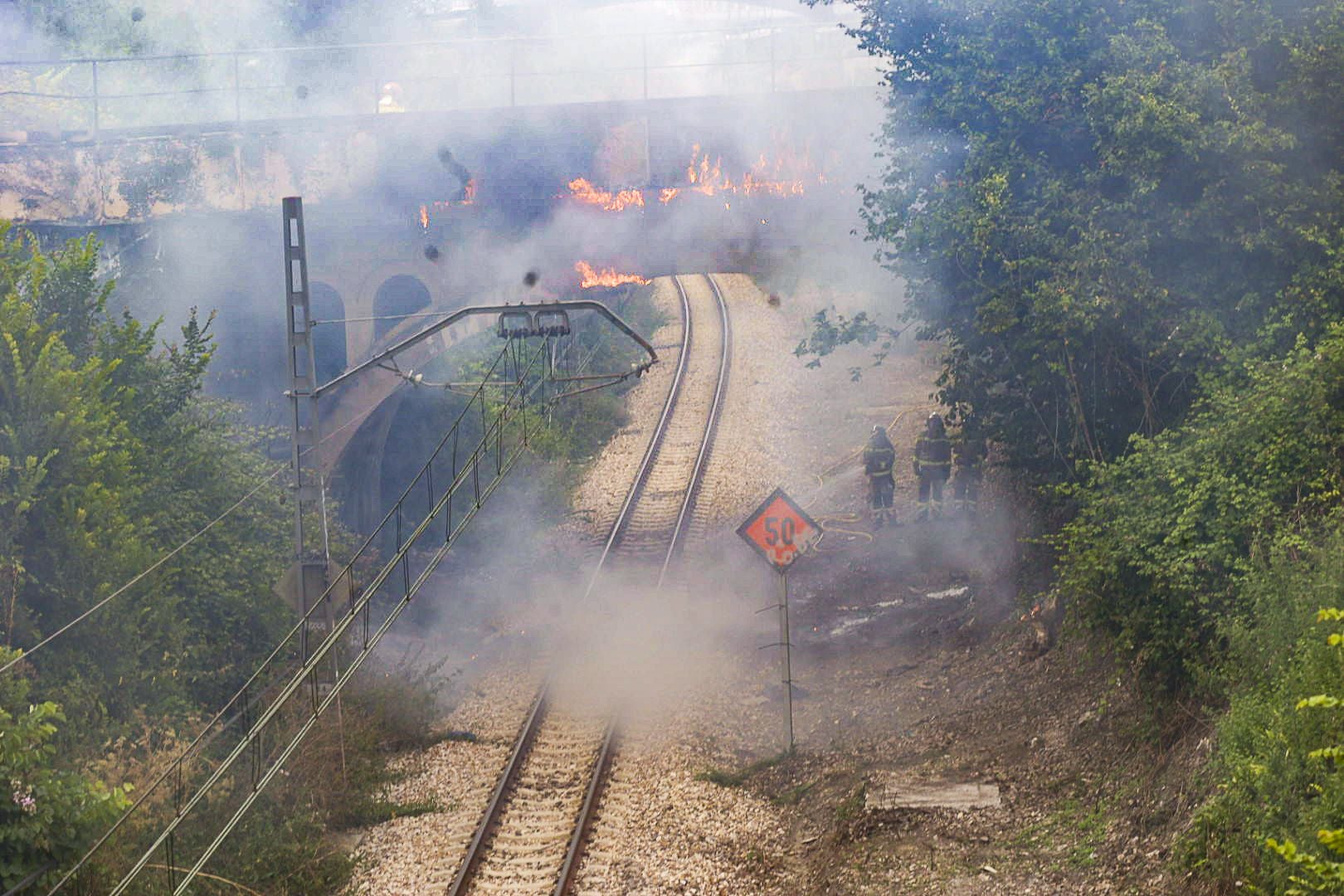 Así fue la complicada extinción del incendio que dejó a Gijón sin luz