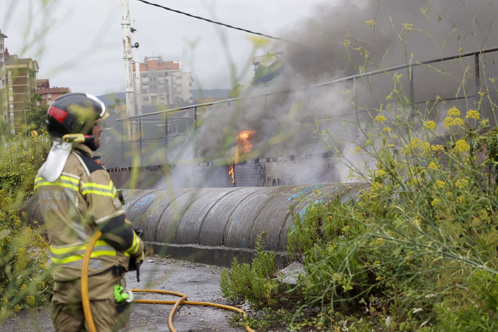 Así fue la complicada extinción del incendio que dejó a Gijón sin luz