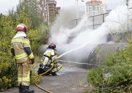 Así fue la complicada extinción del incendio que dejó a Gijón sin luz