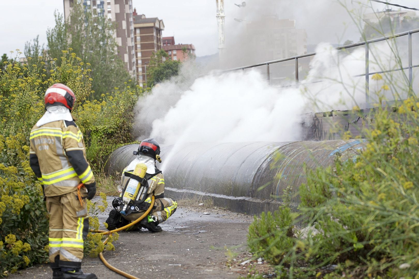 Así fue la complicada extinción del incendio que dejó a Gijón sin luz