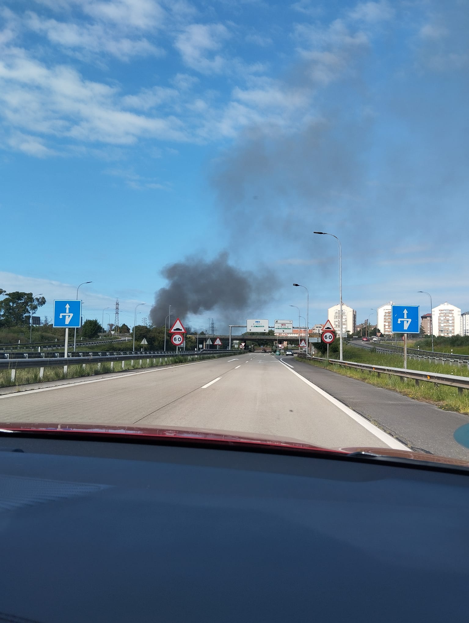 Así fue la complicada extinción del incendio que dejó a Gijón sin luz