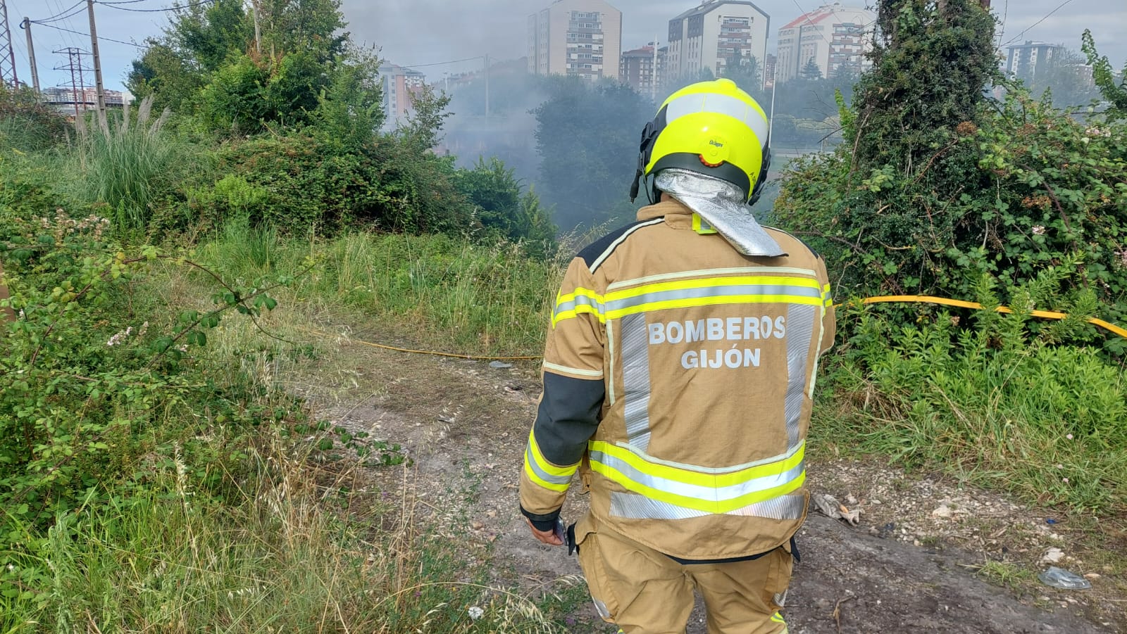 Así fue la complicada extinción del incendio que dejó a Gijón sin luz