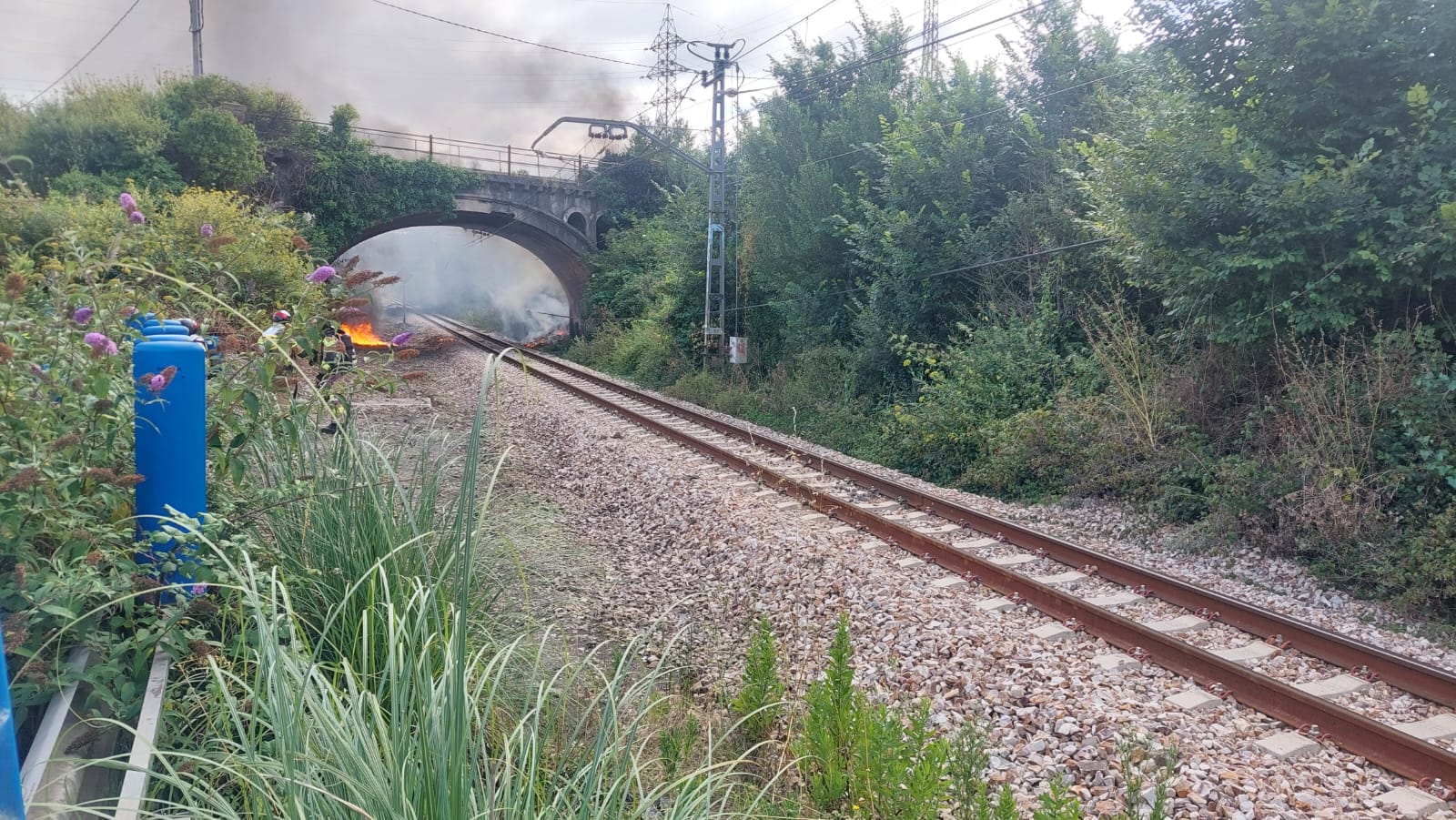 Así fue la complicada extinción del incendio que dejó a Gijón sin luz