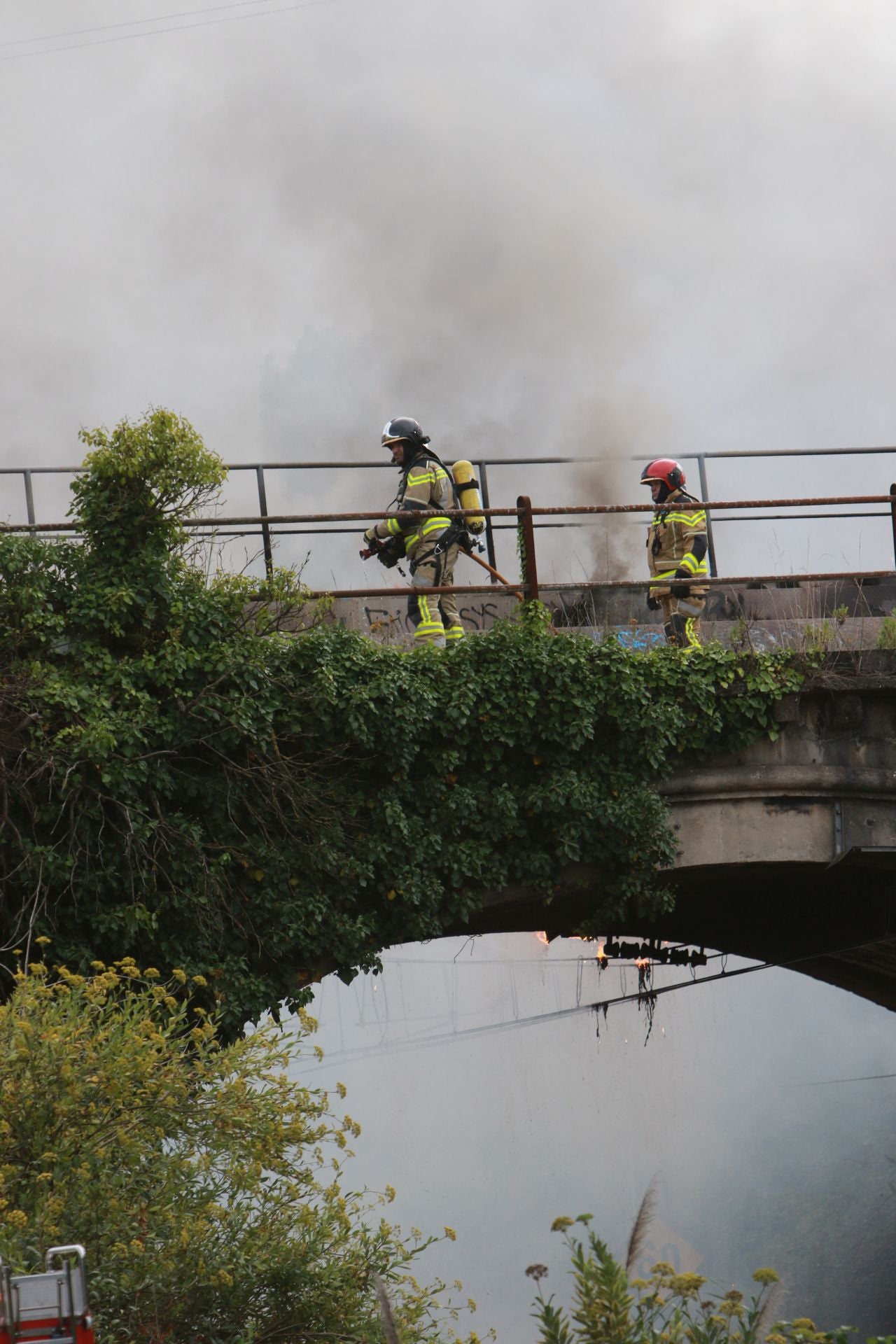 Así fue la complicada extinción del incendio que dejó a Gijón sin luz