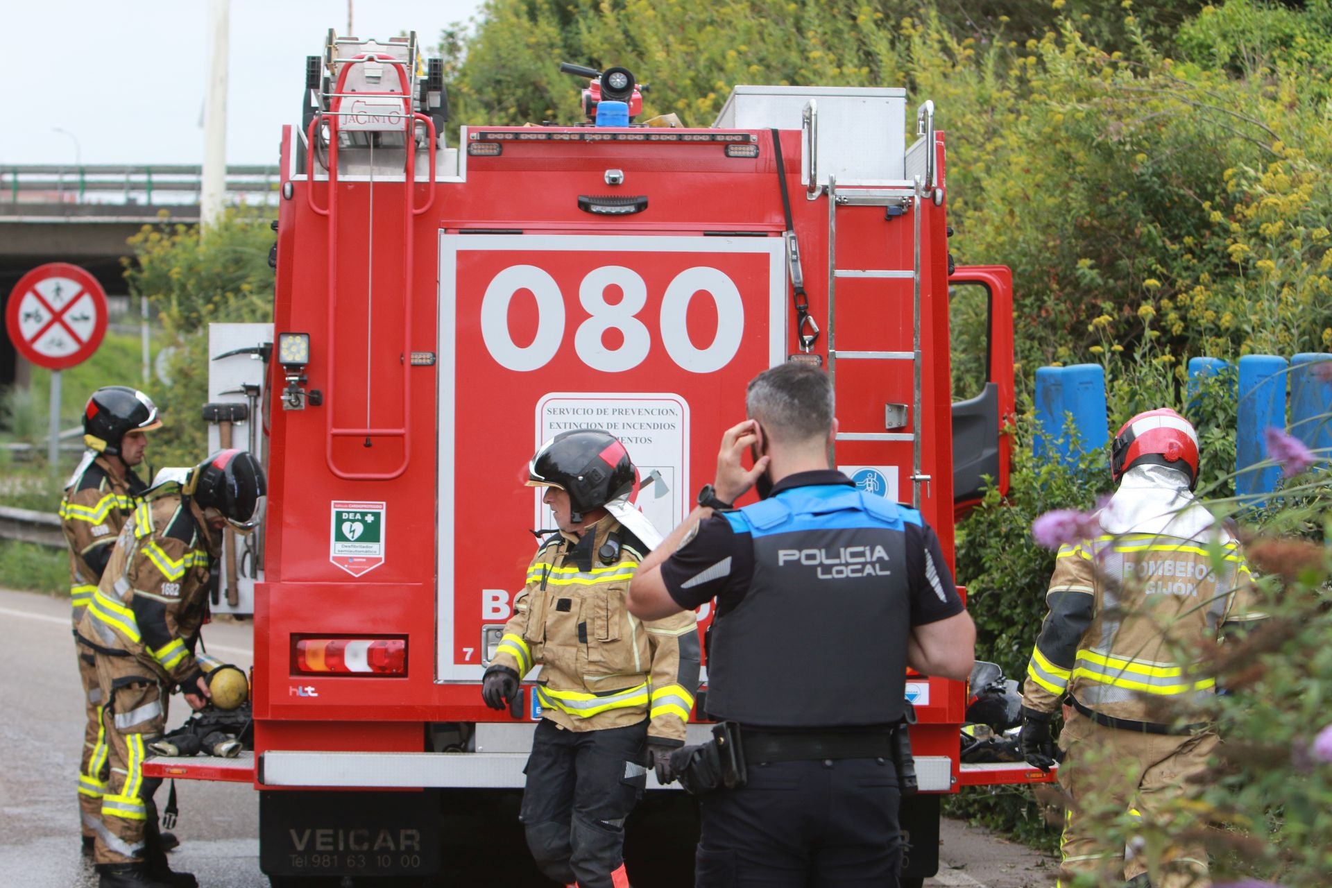 Así fue la complicada extinción del incendio que dejó a Gijón sin luz