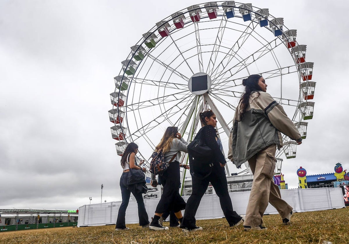 Noria del festival donde se produjo el fatal accidente, y que ayer, en la última jornada del Boombastic, permaneció cerrada y vallada.