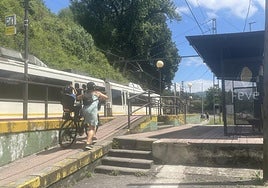 Viajeros subiendo ayer a un tren de la línea Gijón-Laviana en el apeadero de Ciaño.
