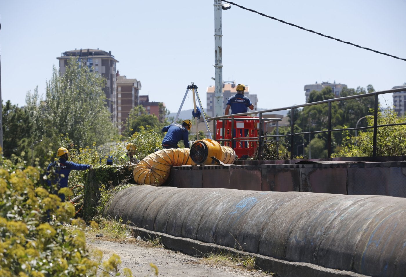 Operarios trabajando, ayer por la mañana, en la zona afectada por el fuego.