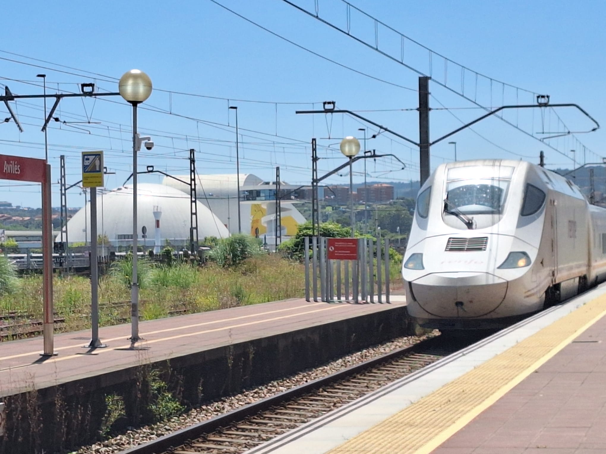 Así llegó el primer servicio del tren Alvia de Madrid a Avilés