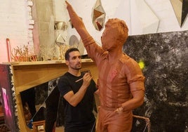 Carlos García, en su taller, con la estatua del 'Brujo'.