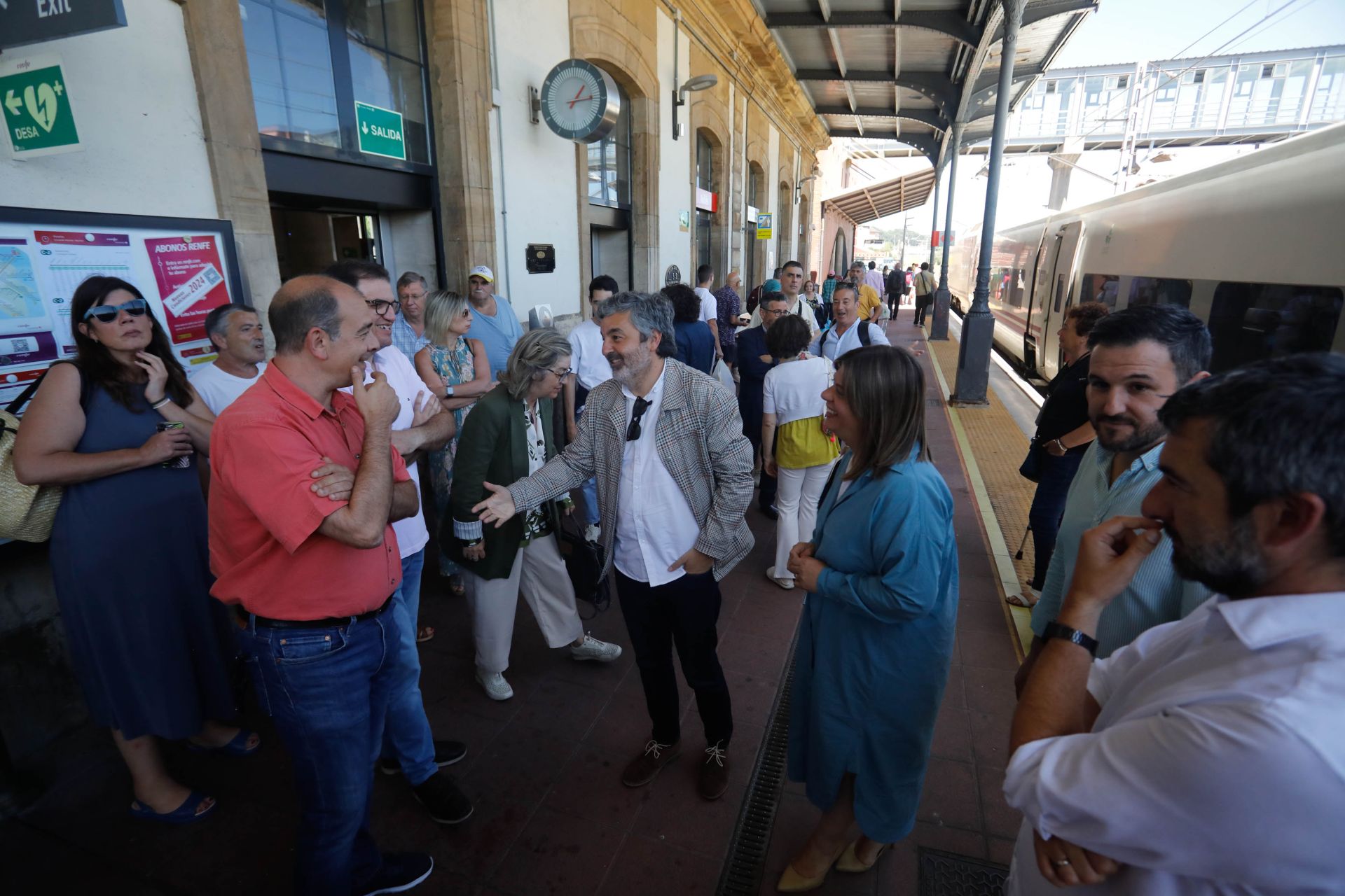 Así llegó el primer servicio del tren Alvia de Madrid a Avilés