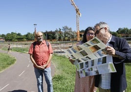 El concejal Gilberto Villoria mira un mapa junto a Graciela Buzón y Miguel Bernardo, de la asociación vecinal de Nuevo Roces