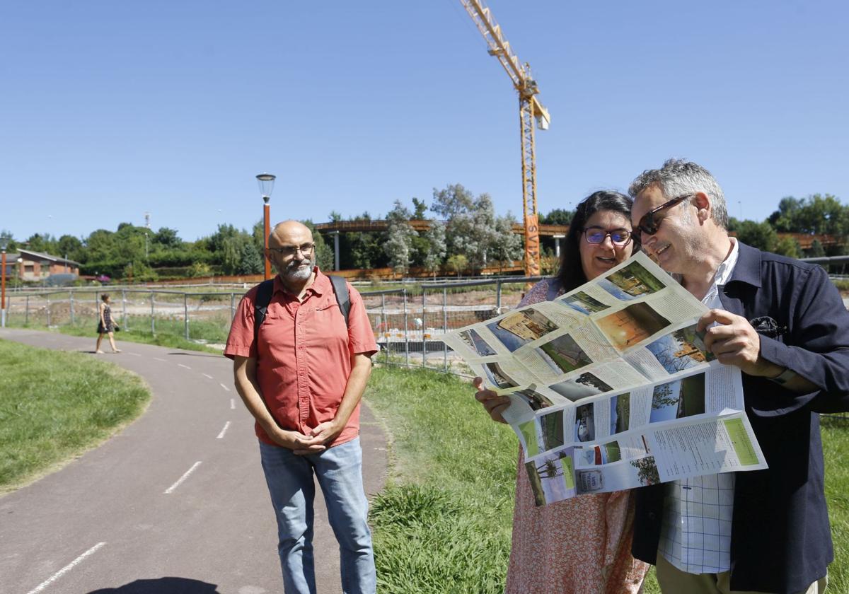 El concejal Gilberto Villoria mira un mapa junto a Graciela Buzón y Miguel Bernardo, de la asociación vecinal de Nuevo Roces