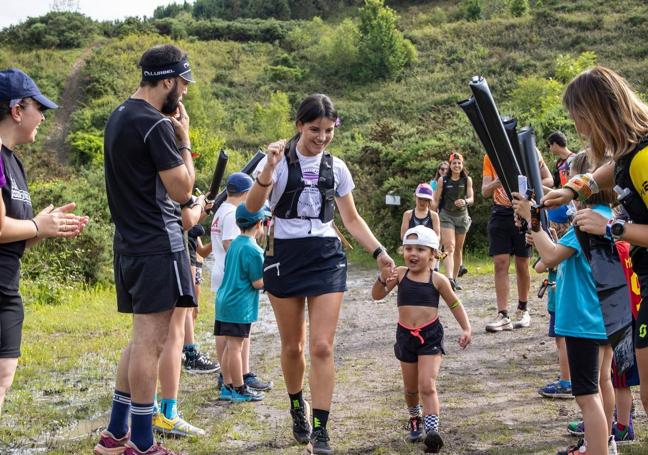 Además de dinámicas especificas alejadas de la competición y centradas en el disfrute, la Escuela de Trail Infantil se integra en las carreras de adultos animando e incluso acompañando en algunos tramos.