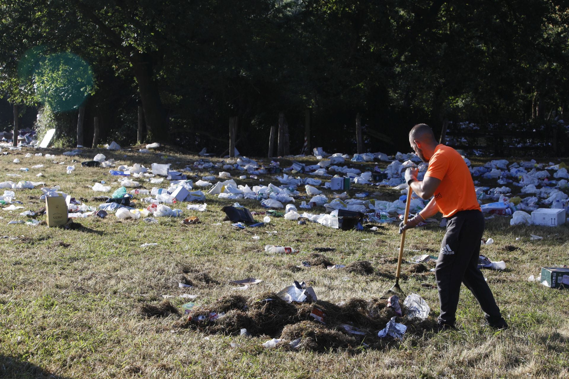 Así amaneció el prau de La Sobatiella tras la fiesta del Carmín