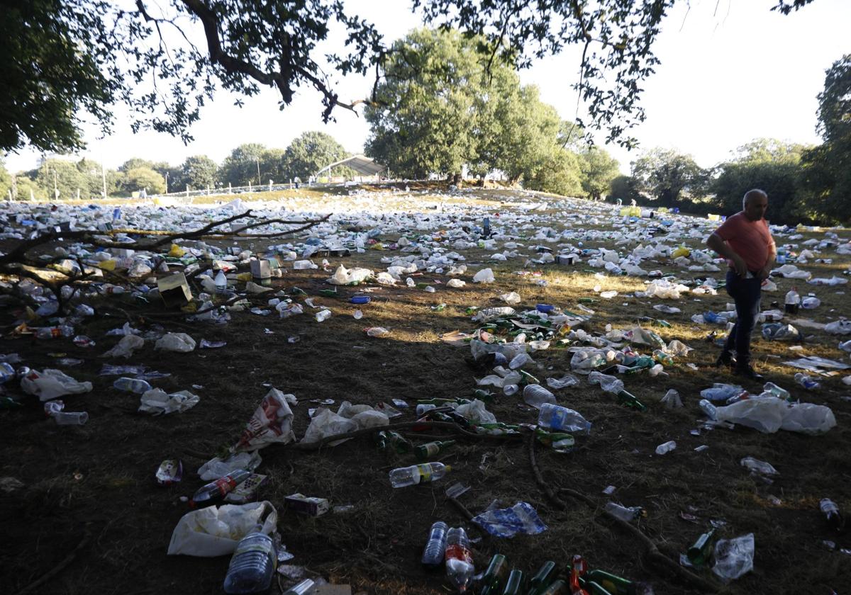 Así amaneció el prau de La Sobatiella tras la fiesta del Carmín