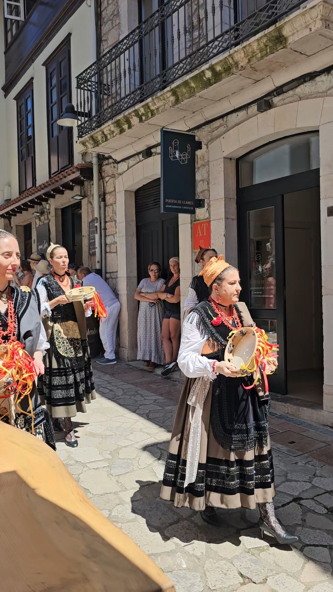 El triunfo de los claveles en Llanes