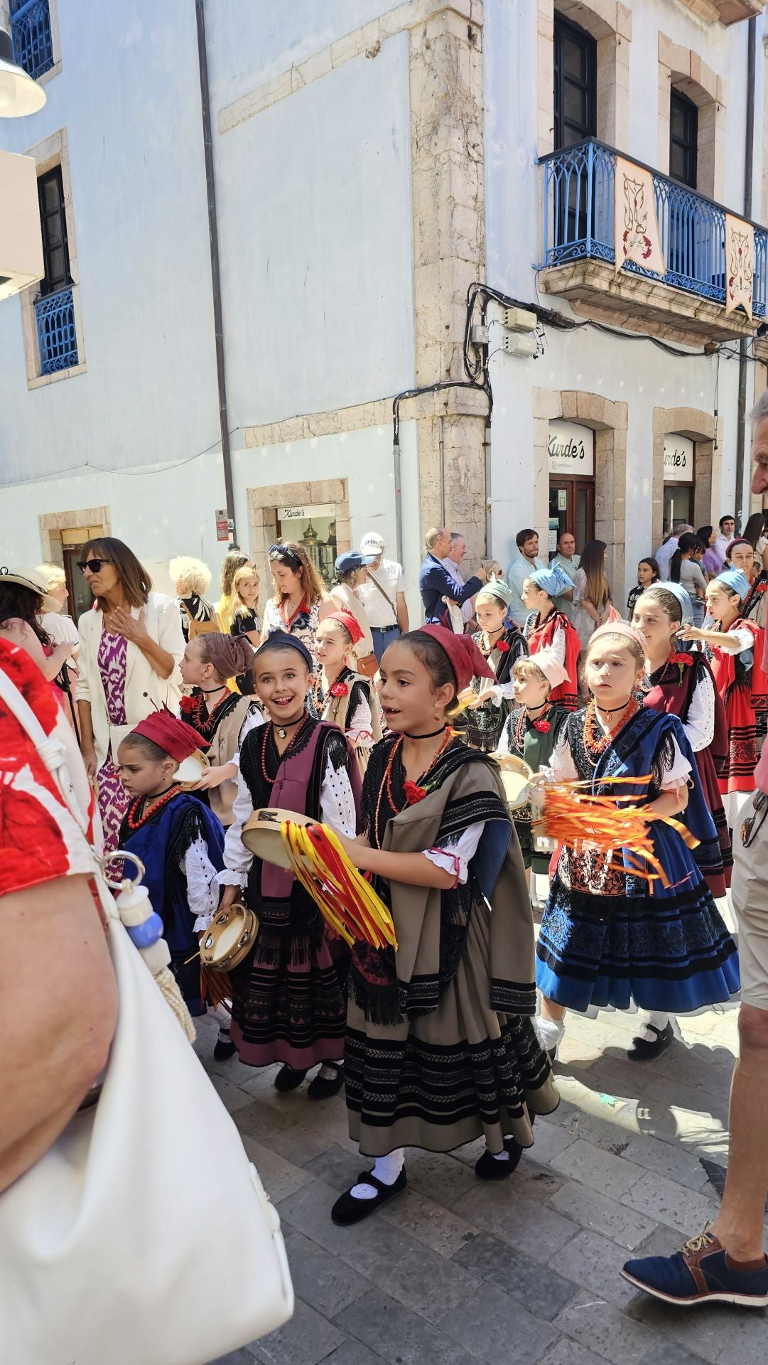 El triunfo de los claveles en Llanes