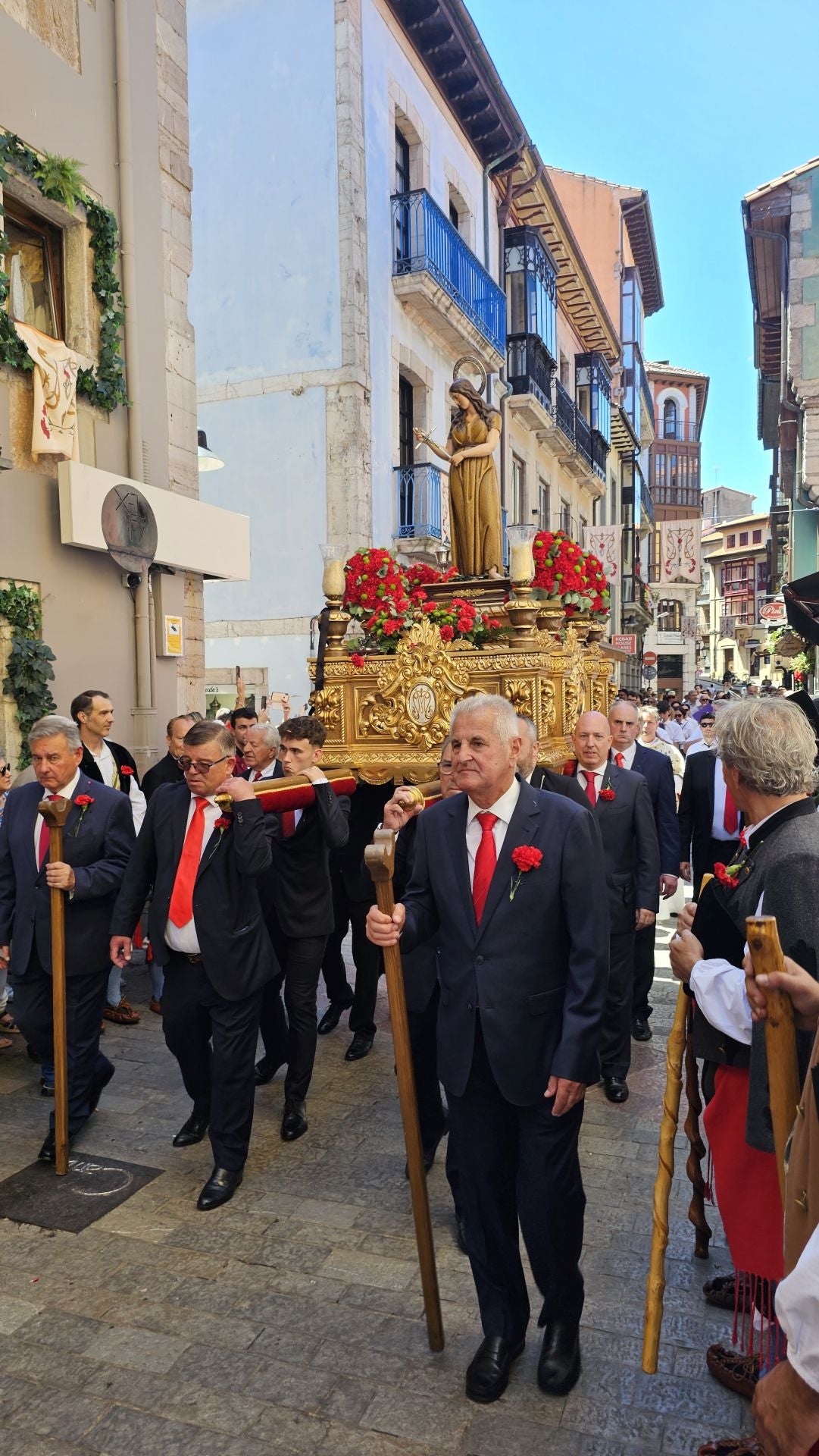 El triunfo de los claveles en Llanes