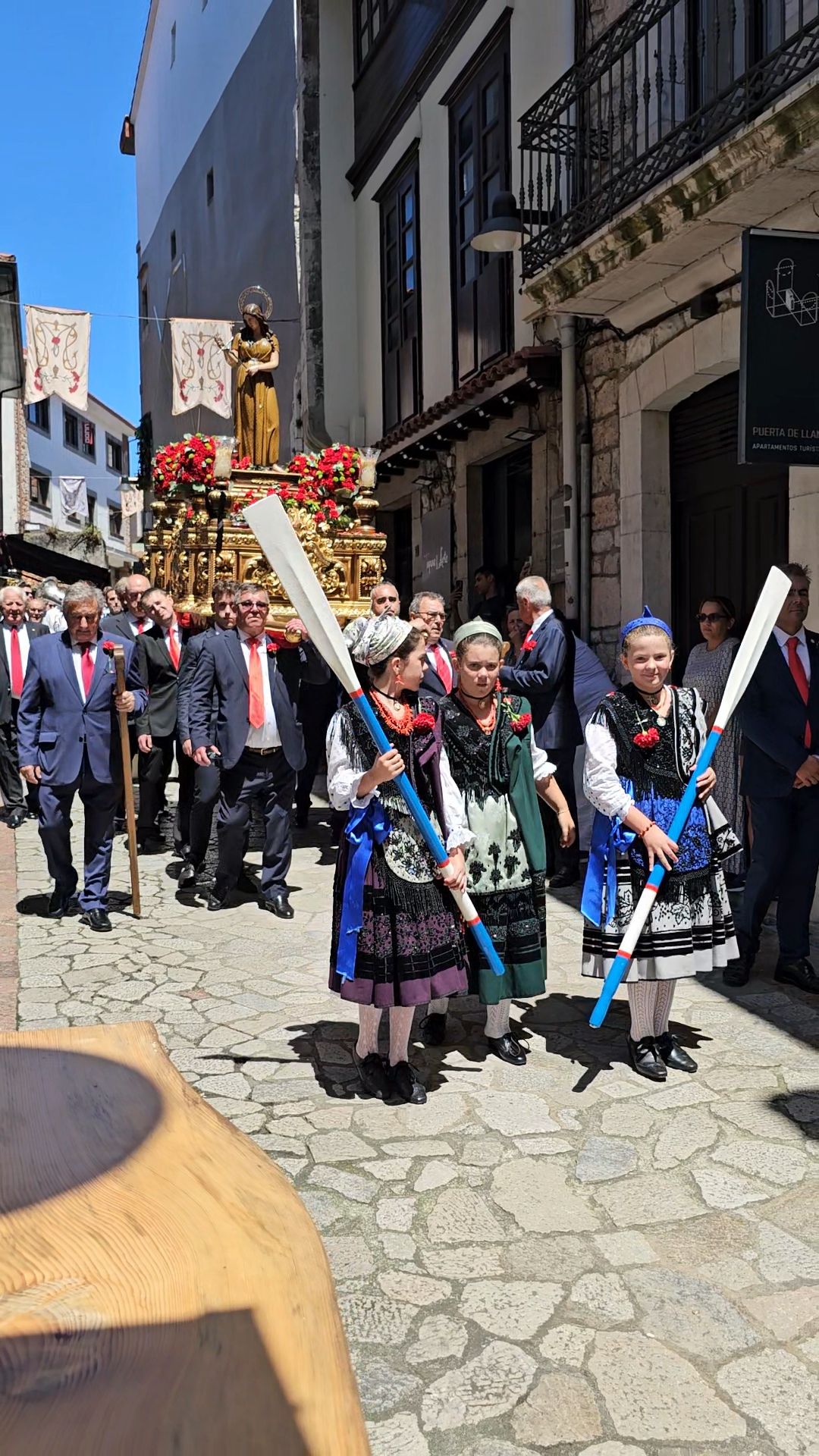 El triunfo de los claveles en Llanes