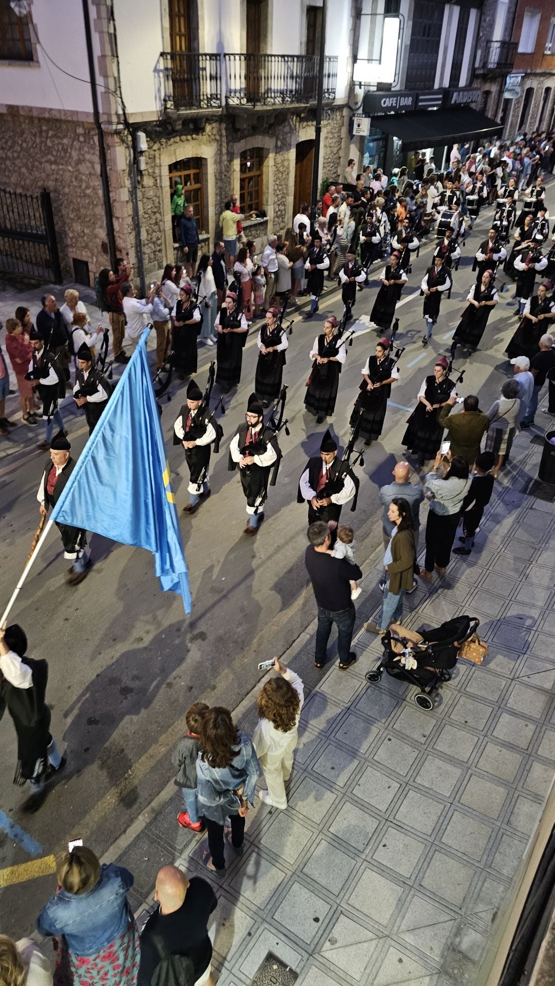 El triunfo de los claveles en Llanes