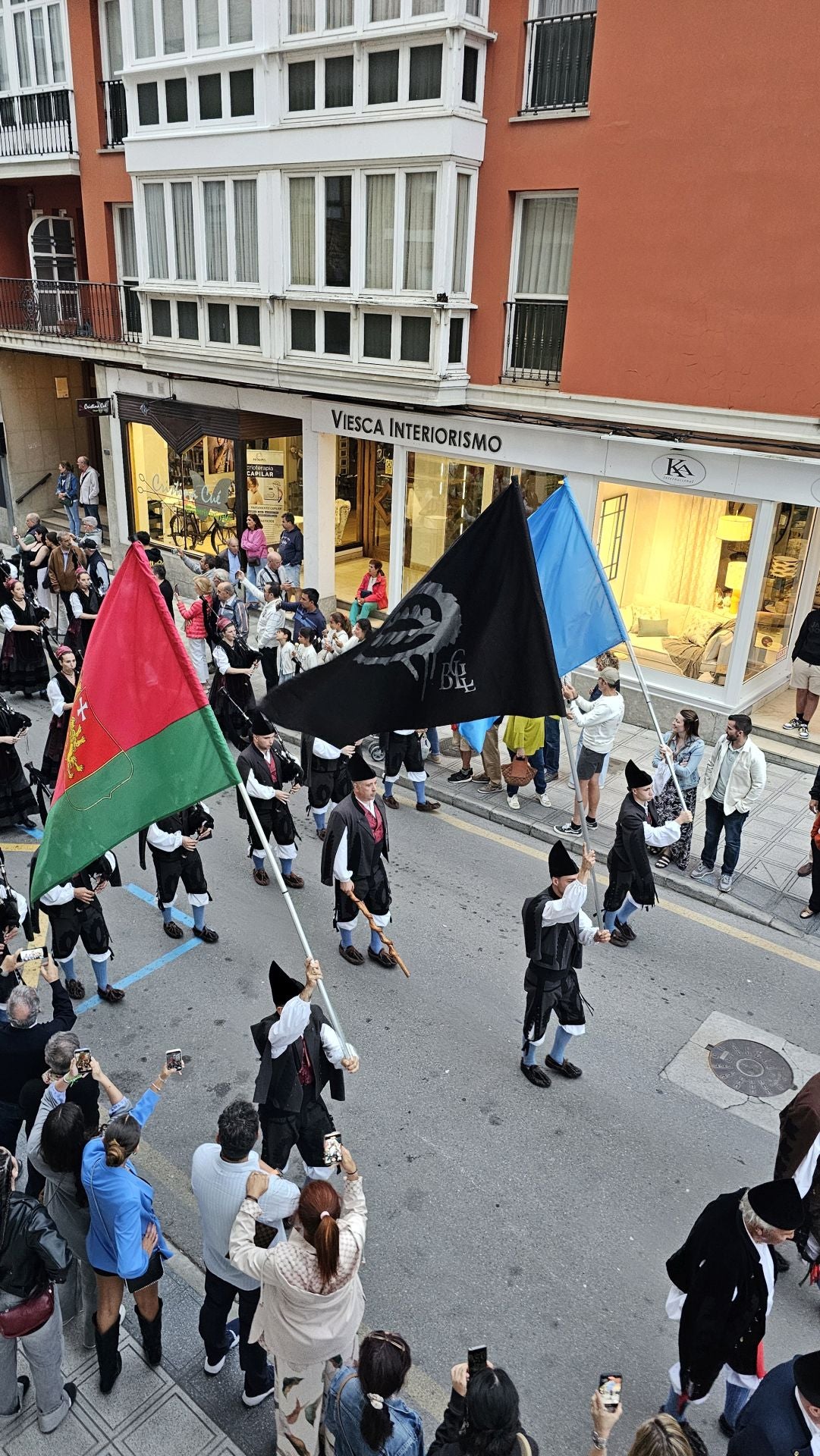 El triunfo de los claveles en Llanes