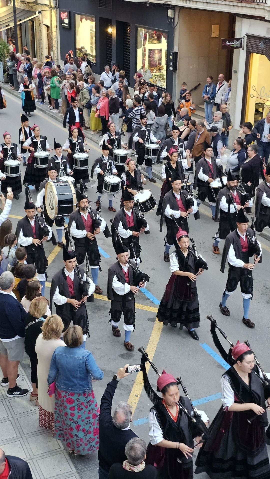 El triunfo de los claveles en Llanes