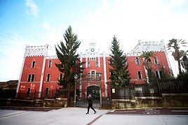 Un hombre pasa por delante del castillo de entrada a la fábrica de armas de La Vega, junto al nuevo tramo de carril bici.
