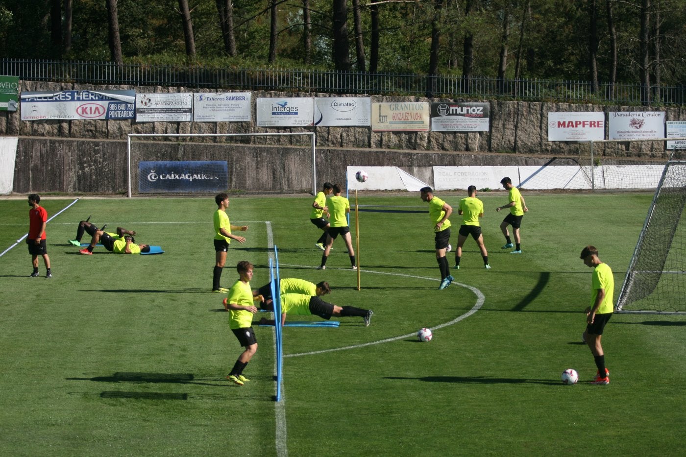 Los jugadores del Sporting hacen ejercicios con y sin balón durante la concentración del equipo en Mondariz.