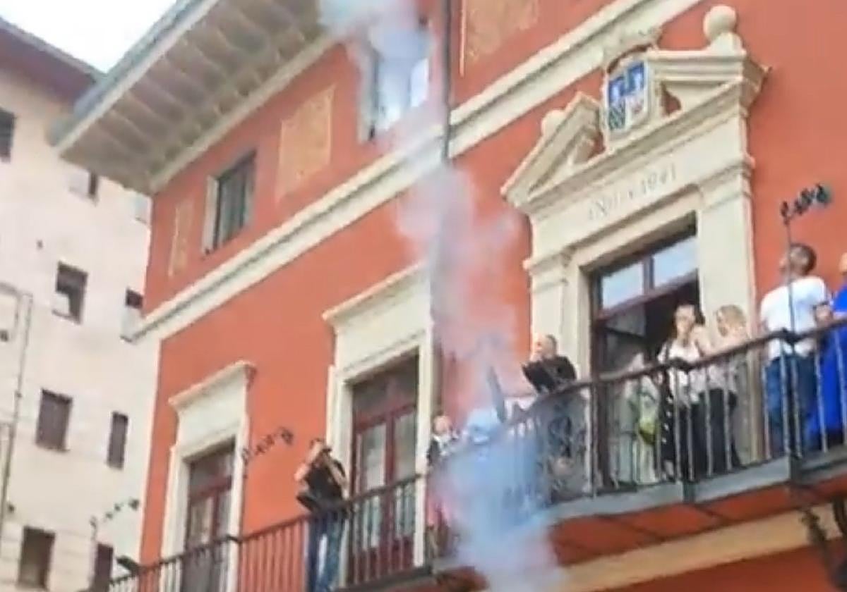 Comienzo de las fiestas de Santiago de Sama con el chupinazo.