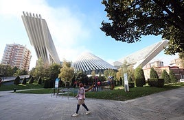 Una mujer pasea por delante del Calatrava, cuyo centro comercial es ya propiedad municipal y será convertido en espacio multiusos por el Ayuntamiento.