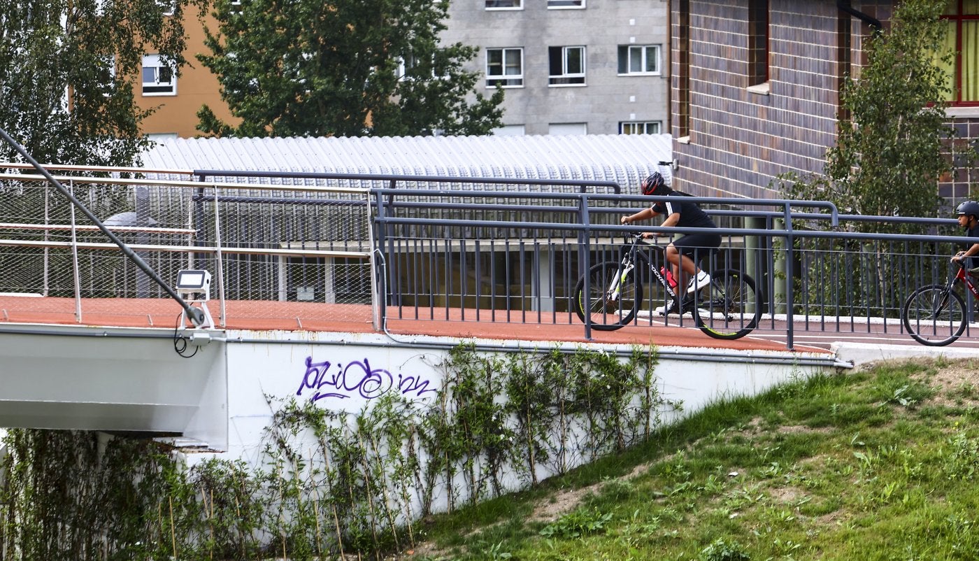 Un ciclista accede al Arpa de Santullano en la zona donde ha aparecido el primer grafiti.