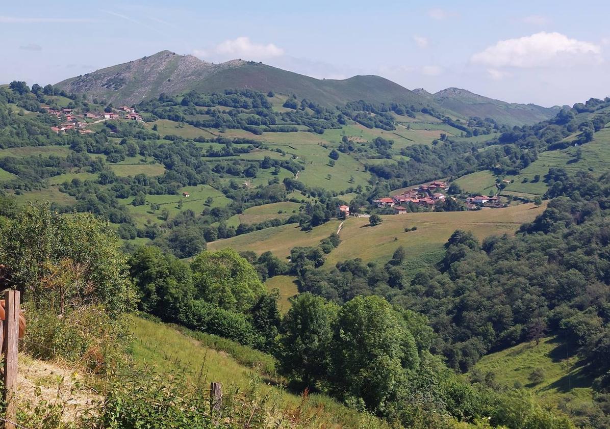 Imagen secundaria 1 - Paisaje del Desfiladero de las Xanas/ vistas hacia Dosango y Pedroveya/ camino que enlaza Peña Rey con ruta de las Xanas en la ermita de Pedroveya