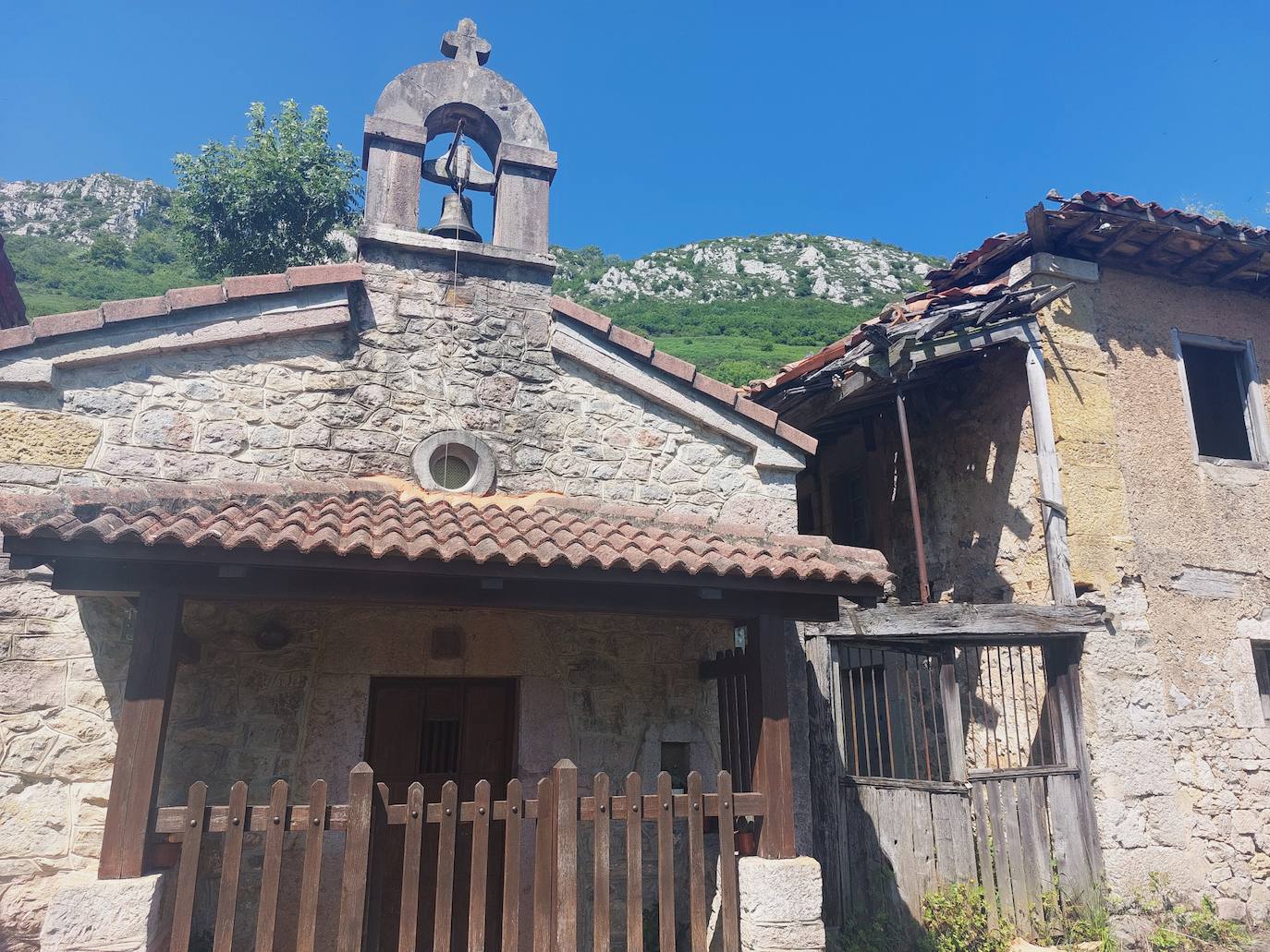 Ermita de Pedroveya: en ella se puede coger un sendero de vuelta que regresa por el desfiladero de las Xanas a Pedroveya o seguir por carretera para conocer La Rebollá