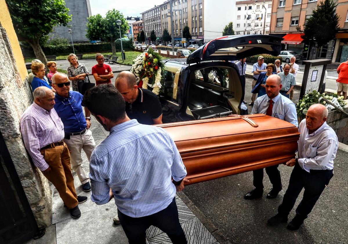 Funeral de José Antonio Coppen, cronista de Lugones, en la iglesia de San Félix.