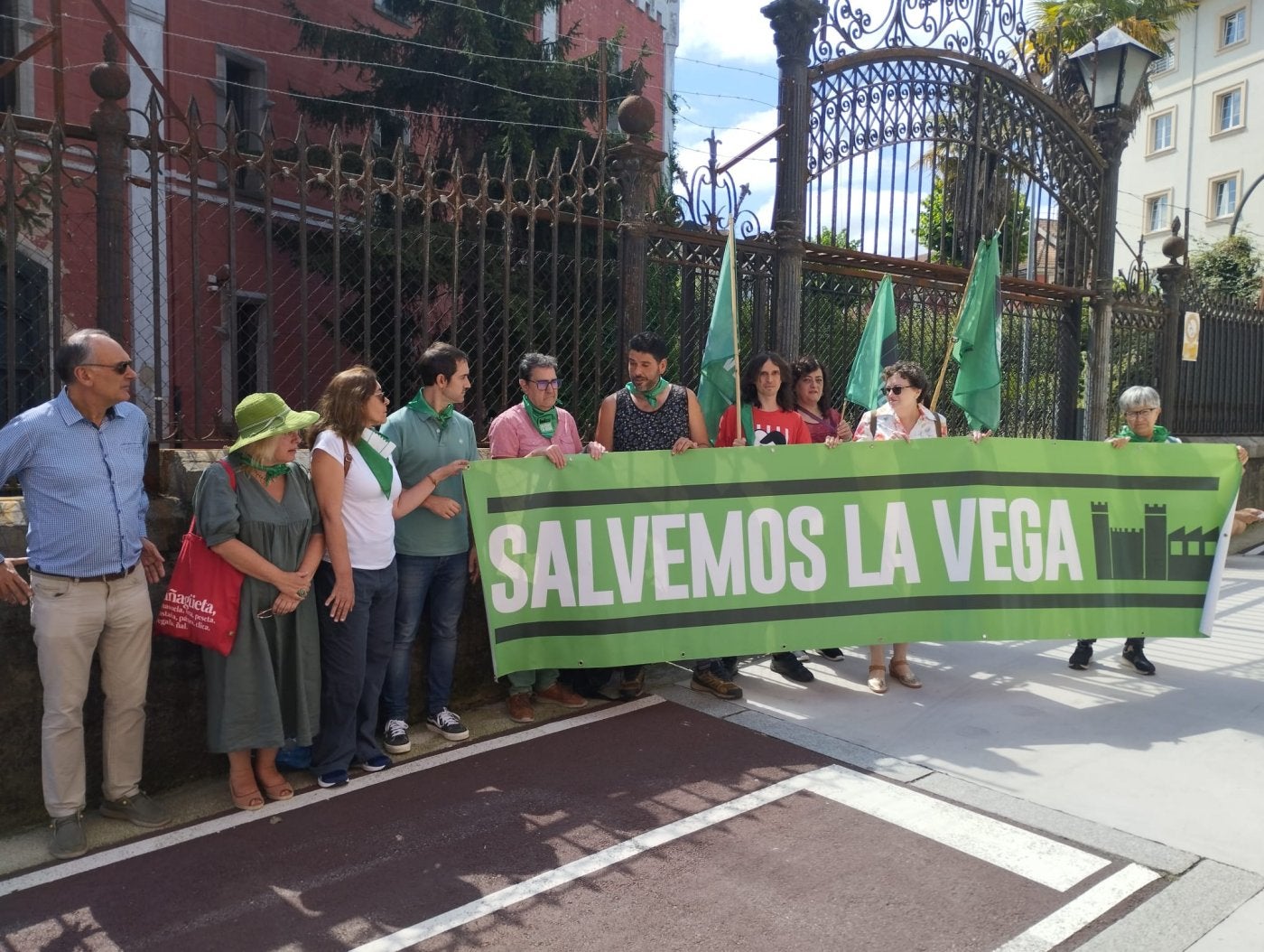 Los integrantes de la plataforma Salvemos La Vega, en el acceso principal de la fábrica de armas, ayer.