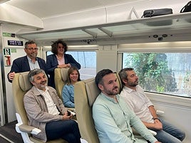 Autoridades regionales y locales y directivos de Renfe en el viaje inaugural de alta velocidad a Avilés. E. C.