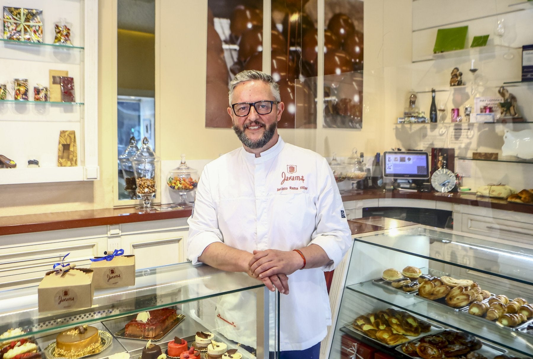 Jacinto Rama, en su pastelería.