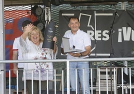 Nori Turrado y Ángel M. González recibieron sendos regalos por parte de la organización.
