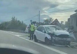 Un tren arrolla a un coche en un paso a nivel en Llanes y deja dos heridos