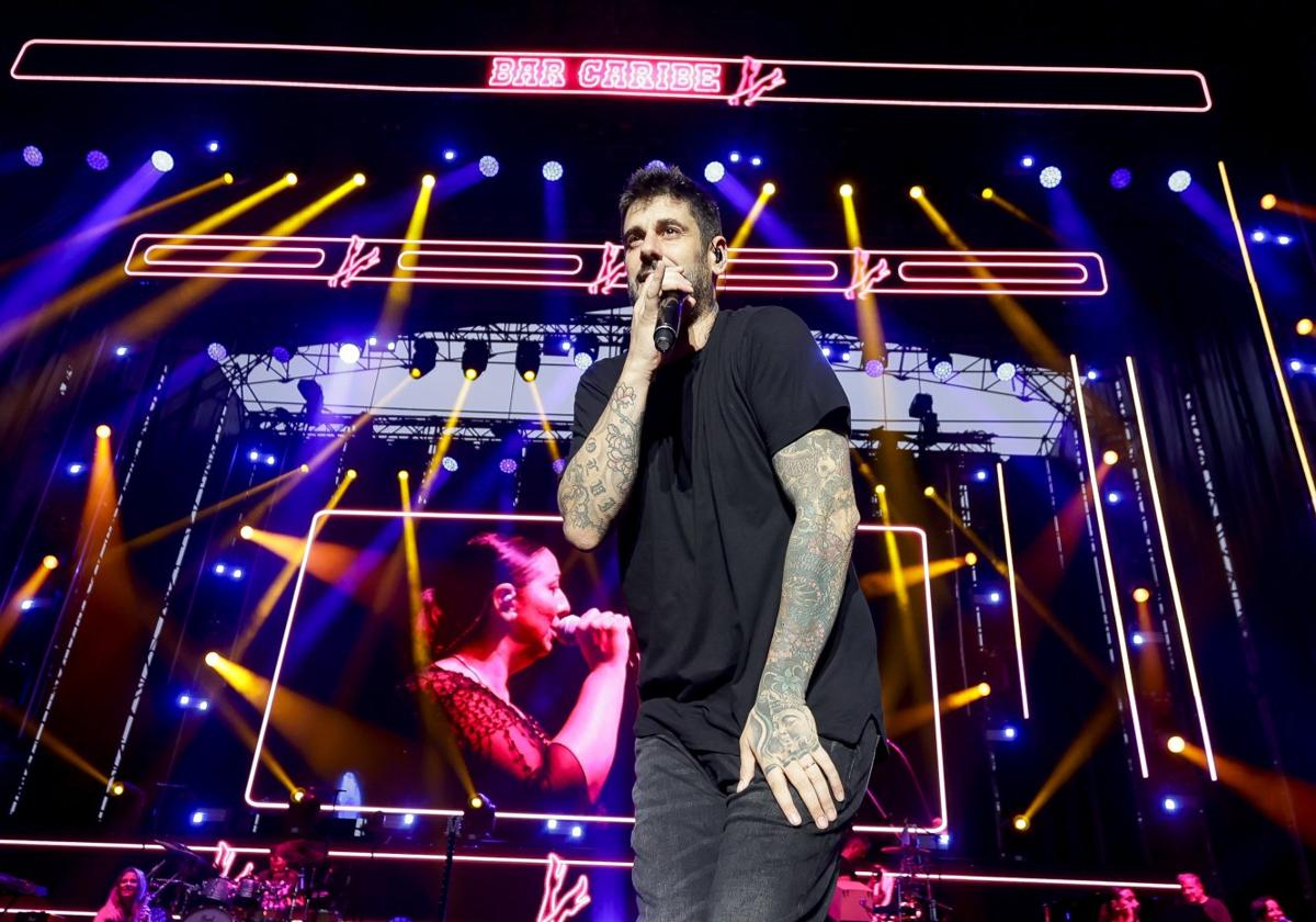 Melendi, anoche en el escenario del parque de los Hermanos Castro.