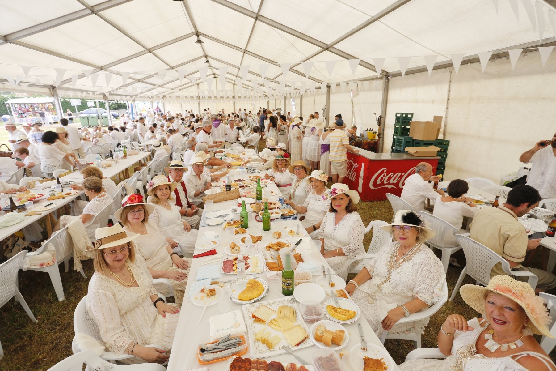 El blanco de los indianos llenó la carpa de la fiesta en Trasona.