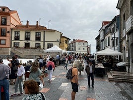 El mercado de antigüedades, junto a la Torre del Reloj de Luanco.