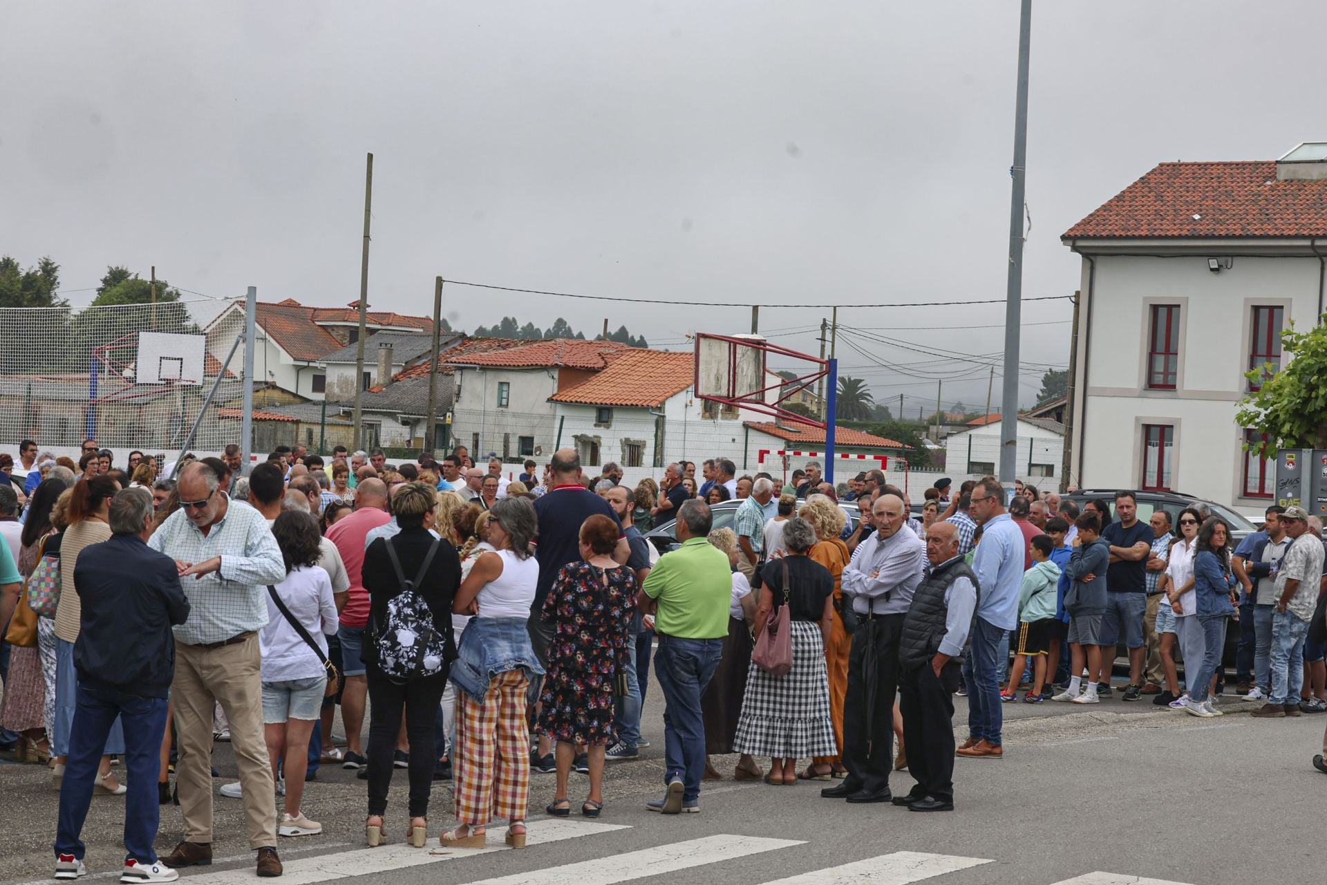 Multitudinario funeral en Cudillero para despedir al padre e hijo fallecidos en un accidente de tractor