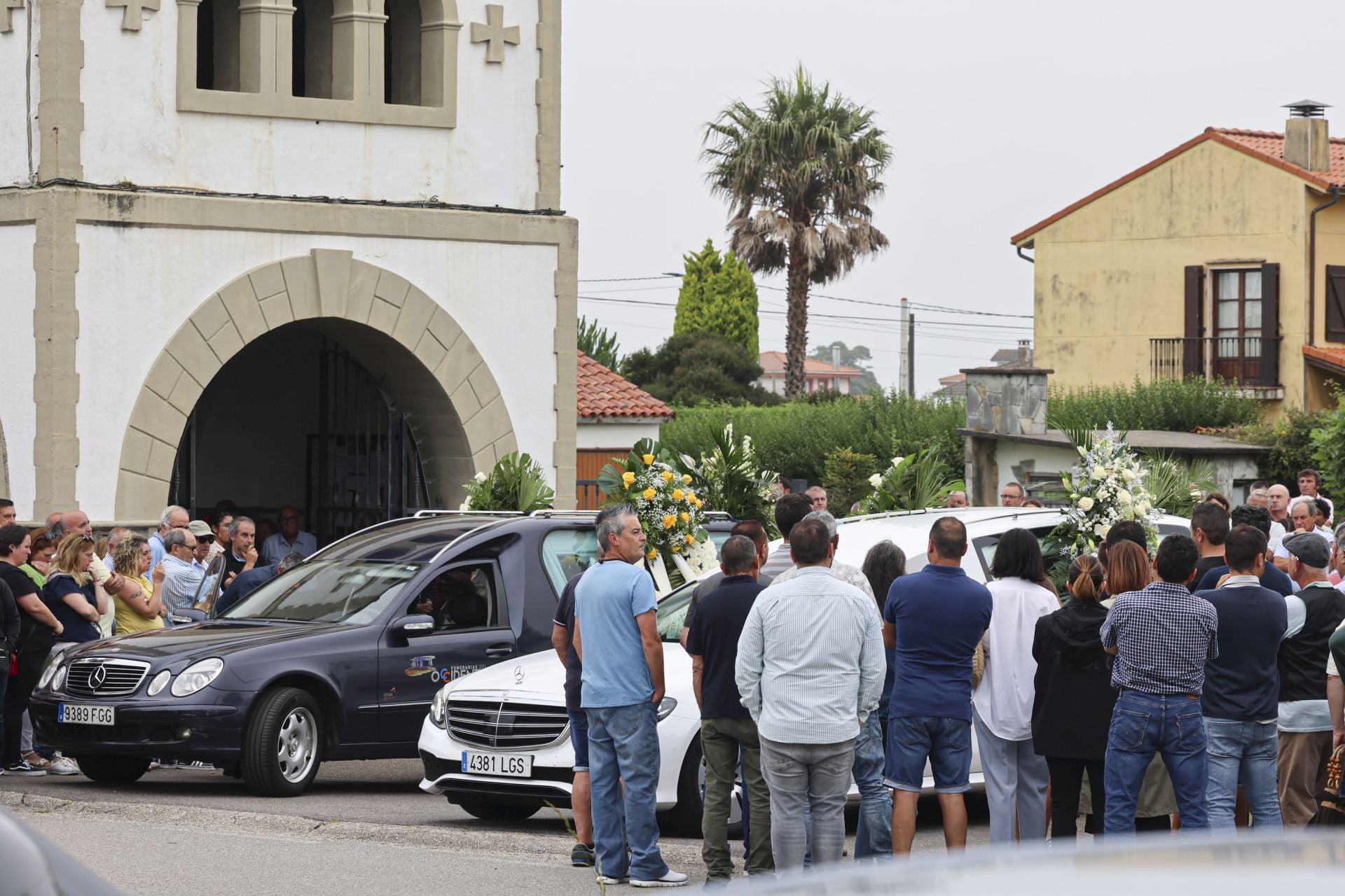 Multitudinario funeral en Cudillero para despedir al padre e hijo fallecidos en un accidente de tractor