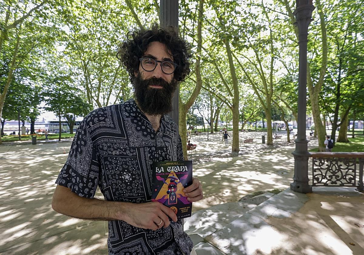 Víctor Velasco posa con el programa de La Grapa.