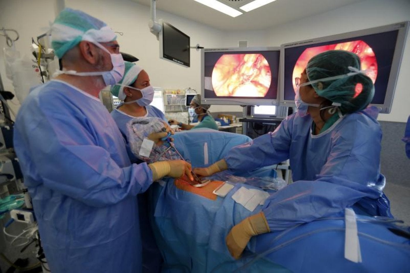 Una de las operaciones realizadas por el equipo de Cirugía Torácica para extirpar un tumor.