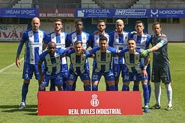Alineación del Avilés con la camiseta a rayas verticales.