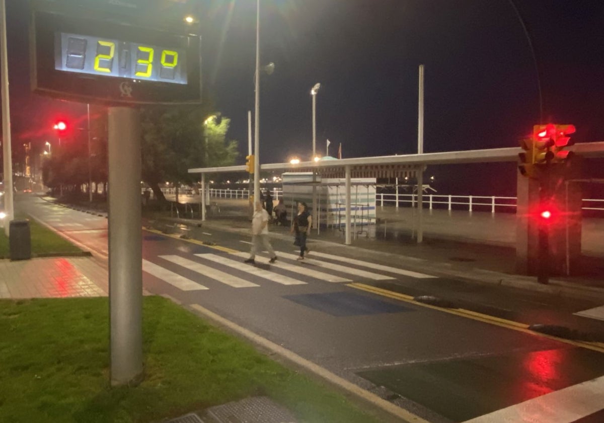 El paseo de la playa de San Lorenzo, cerca de las 11 de la noche de anoche, a 23 grados.